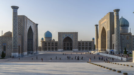 Registan-Platz mit imposanten Madrasa-Gebäuden, der Ulugh-Beg-Madrasa, der Sher-Dor-Madrasa und der Tilya-Kori-Madrasa, Samarkand. - MINF10126