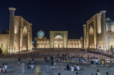 Der Registan-Platz bei Nacht mit den imposanten Madrasa-Gebäuden, der Ulugh-Beg-Madrasa, der Sher-Dor-Madrasa und der Tilya-Kori-Madrasa, Samarkand. - MINF10127