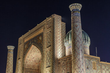 Historische Madrasa aus dem 15. Jahrhundert und Innenhof, hoher Bogen und Minarette bei Nacht, Samarkand. - MINF10128