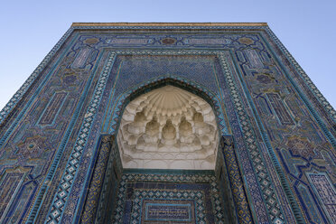 Registan-Platz in Samarkand, ein riesiger Bogen mit glasierten, gemusterten Kacheln, blau-weiß und golden, und einer geschnitzten Kuppel. - MINF10133