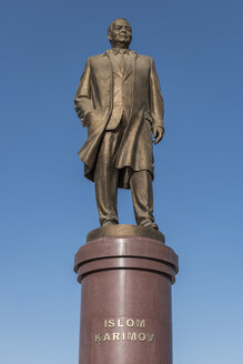 Statue von Islom Karimov in Samarkand, Präsident von Usbekistan im 20. Jahrhundert. - MINF10137