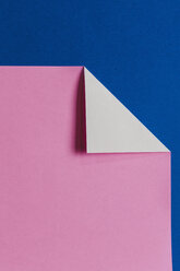 Detail von gefaltetem rosa und blauem Origamipapier - MINF10174