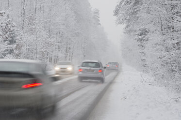 Autofahren auf Landstraße im Winter, Schneetreiben - CRF02826