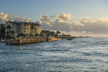 USA, Florida, Key West, Strandpromenade von Key West bei Sonnenuntergang - RUNF01004