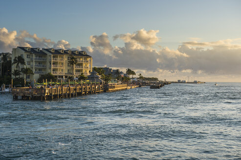 USA, Florida, Key West, Strandpromenade von Key West bei Sonnenuntergang - RUNF01004