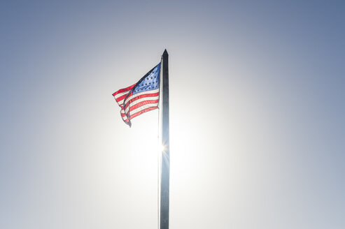 USA, Florida, Key West, amerikanische Flagge im Gegenlicht - RUNF01007