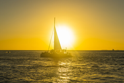 USA, Florida, Key West, Segelboot mit Touristen bei Sonnenuntergang, lizenzfreies Stockfoto