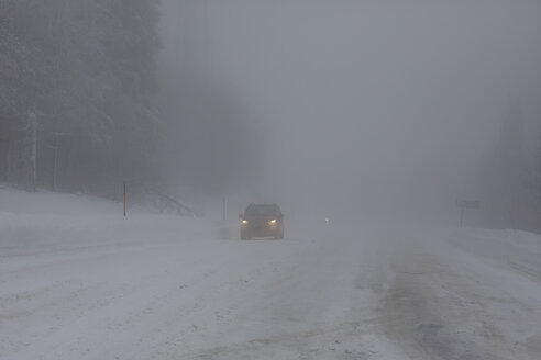 Frankreich, Elsass, Naturschutzgebiet Frankenthal-Missheimle, Autofahrt auf der Route de Cretes bei Nebel - SGF02225