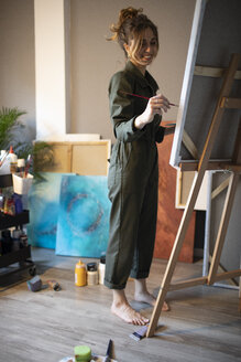 Junge Frau malt in ihrem Atelier - GRSF00077