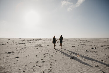 Südafrika, Westkap, Noordhoek Beach, Rückenansicht von zwei jungen Frauen, die am Strand spazieren gehen - LHPF00401