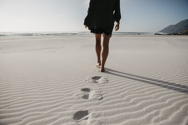 Südafrika, Westkap, Noordhoek Beach, Rückenansicht einer jungen Frau, die am Strand spazieren geht - LHPF00403