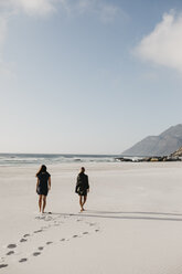 Südafrika, Westkap, Noordhoek Beach, zwei junge Frauen spazieren am Strand - LHPF00404