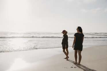 Südafrika, Westkap, Noordhoek Beach, zwei junge Frauen spazieren am Strand - LHPF00405