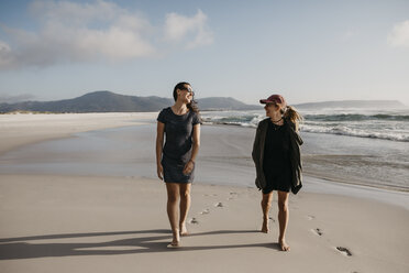 Südafrika, Westkap, Noordhoek Beach, zwei junge Frauen spazieren am Strand - LHPF00407
