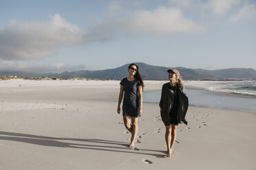 Südafrika, Westkap, Noordhoek Beach, zwei junge Frauen spazieren am Strand - LHPF00408