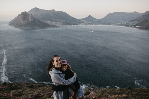 Südafrika, Western Cape, zwei lachende Frauen, die sich umarmen - LHPF00416