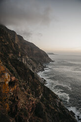 Südafrika, Westkap, gesehen vom Chapman's Peak Drive am Abend - LHPF00417