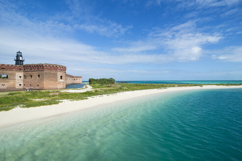 USA, Florida, Florida Keys, Dry Tortugas National Park, Türkisfarbenes Wasser und weißer Sandstrand vor Fort Jefferson - RUNF01013