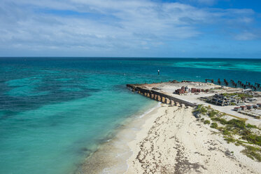 USA, Florida, Florida Keys, Dry Tortugas National Park, Fort Jefferson, Weißer Sandstrand in türkisfarbenem Wasser - RUNF01017