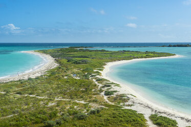 USA, Florida, Florida Keys, Dry Tortugas National Park, Fort Jefferson, Weißer Sandstrand in türkisfarbenem Wasser - RUNF01019