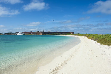 USA, Florida, Florida Keys, Dry Tortugas National Park, Fort Jefferson, Weißer Sandstrand in türkisfarbenem Wasser - RUNF01023