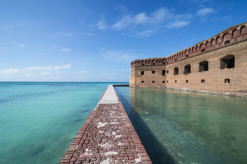 USA, Florida, Florida Keys, Dry Tortugas National Park, Pier um Fort Jefferson - RUNF01026