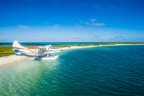 USA, Florida, Florida Keys, Dry Tortugas National Park, Wasserflugzeug in den türkisfarbenen Gewässern von Fort Jefferson, lizenzfreies Stockfoto