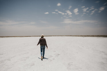 Namibia, Walvis Bay, Frau geht auf einer Salzebene spazieren - LHPF00420
