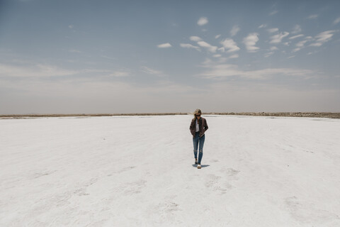 Namibia, Walvis Bay, Frau geht auf einer Salzebene spazieren, lizenzfreies Stockfoto