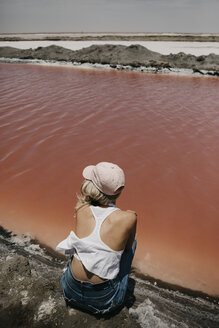 Namibia, Walvis Bay, Frau sitzt an den Rosa Lagunen - LHPF00423