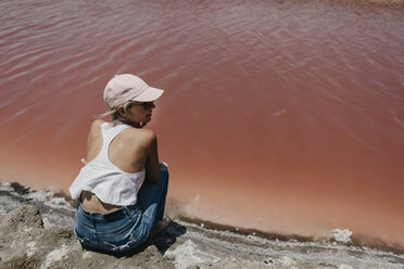 Namibia, Walvis Bay, Frau sitzt an den Rosa Lagunen - LHPF00424