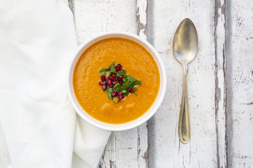 Schale mit Karotten-Ingwer-Kokos-Suppe mit Petersilie und Granatapfelkernen - LVF07728