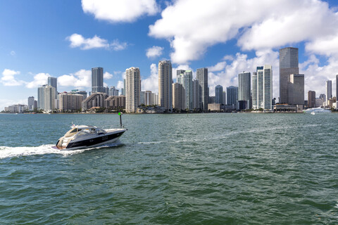 USA, Florida, Skyline von Downtown Miami mit Motorboot auf dem Wasser, lizenzfreies Stockfoto