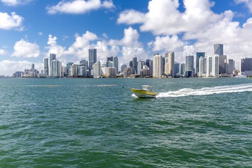 USA, Florida, Skyline von Downtown Miami mit Motorboot auf dem Wasser - MABF00521