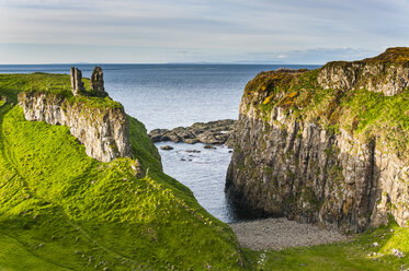 UK, Nordirland, Dunseverick Castle in der Nähe des Giant's Causeway - RUNF01034