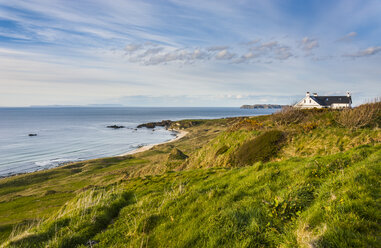 UK, Nordirland, Blick über die Whitepark Bay - RUNF01040