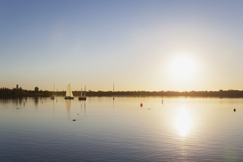 Deutschland, Sachsen, Leipzig, Cospudener See bei Sonnenuntergang, lizenzfreies Stockfoto