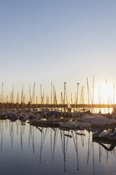 Deutschland, Sachsen, Leipzig, Markkleeberg, Cospudener See, Marina, Pier 1 bei Sonnenuntergang - GWF05835