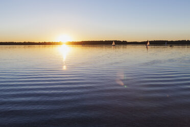 Deutschland, Sachsen, Leipzig, Cospudener See bei Sonnenuntergang - GWF05837