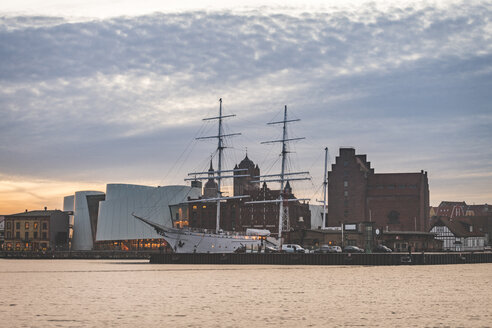 Deutschland, Mecklenburg-Vorpommern, Stralsund, Hafen mit Ozeaneum und Gorch Fock - KEBF01068