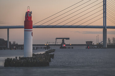 Deutschland, Mecklenburg-Vorpommern, Stralsund, Hafeneinfahrt und Rügenbrücke - KEBF01069