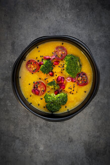 Kürbiscurry mit Brokkoi, Hokaido-Kürbis, Tomate, Granatapfelkernen und schwarzem Sesam in Schale - LVF07731