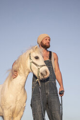 Lächelnder Mann mit Pony unter blauem Himmel - KBF00480