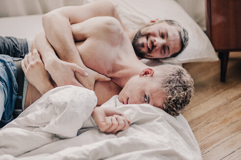 Schwules Paar umarmt sich im Bett - VWF00051
