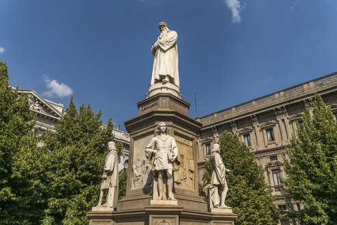 Italy, Milan, monument to Leonardo da Vinci on Piazza della Scala - PC00388