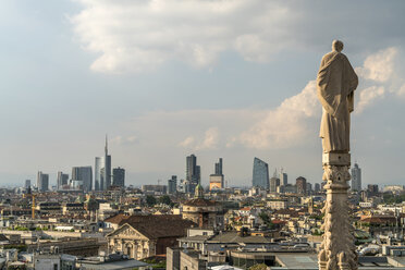 Italien, Mailand, Statue auf Mailänder Dom und Stadtbild - PC00389