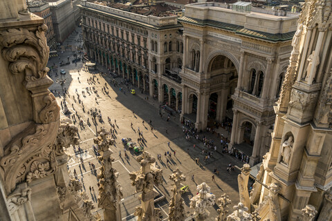 Italien, Mailand, Blick vom Dach des Mailänder Doms auf die Piazza del Duomo, lizenzfreies Stockfoto