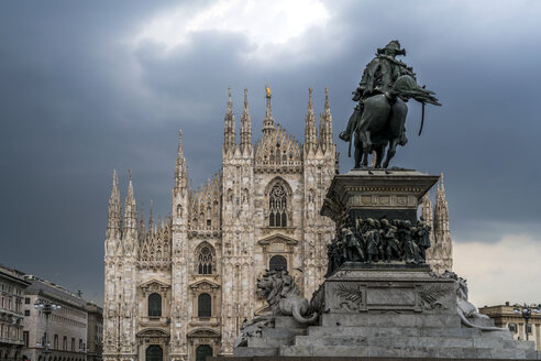 Italien, Mailand, Denkmal für König Viktor Emanuel II. und Mailänder Dom auf der Piazza del Duomo - PC00397