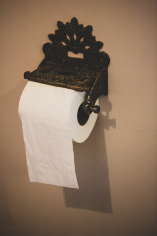 Nahaufnahme eines alten Toilettenpapierrollenhalters aus Metall., lizenzfreies Stockfoto
