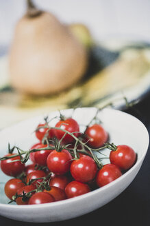 Nahaufnahme einer Schüssel mit frischen Tomaten am Rebstock aus hohem Winkel. - MINF10285